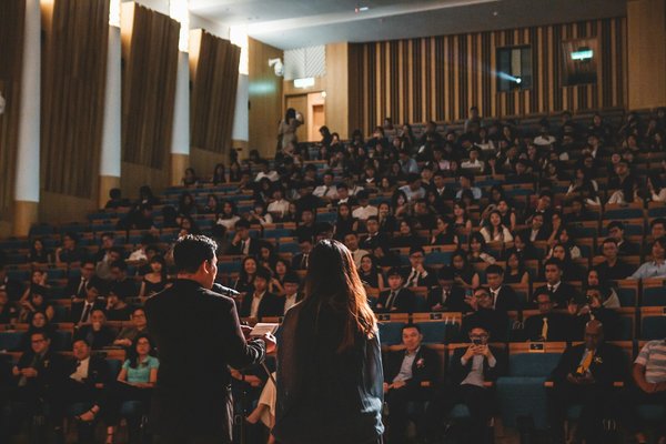 How to Use Your Smartphone for Efficient Real-Time Translation During International Conferences?